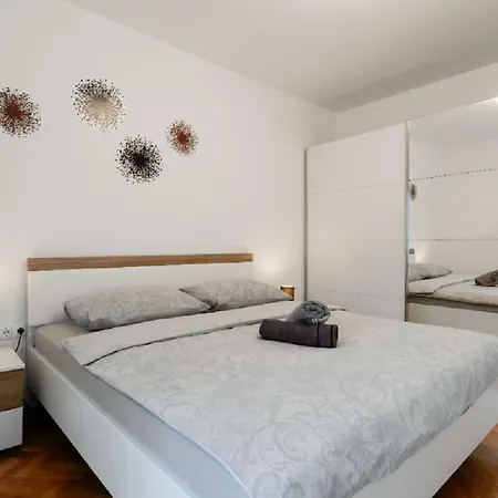 Donatus - Modern Near The Bridge/centre